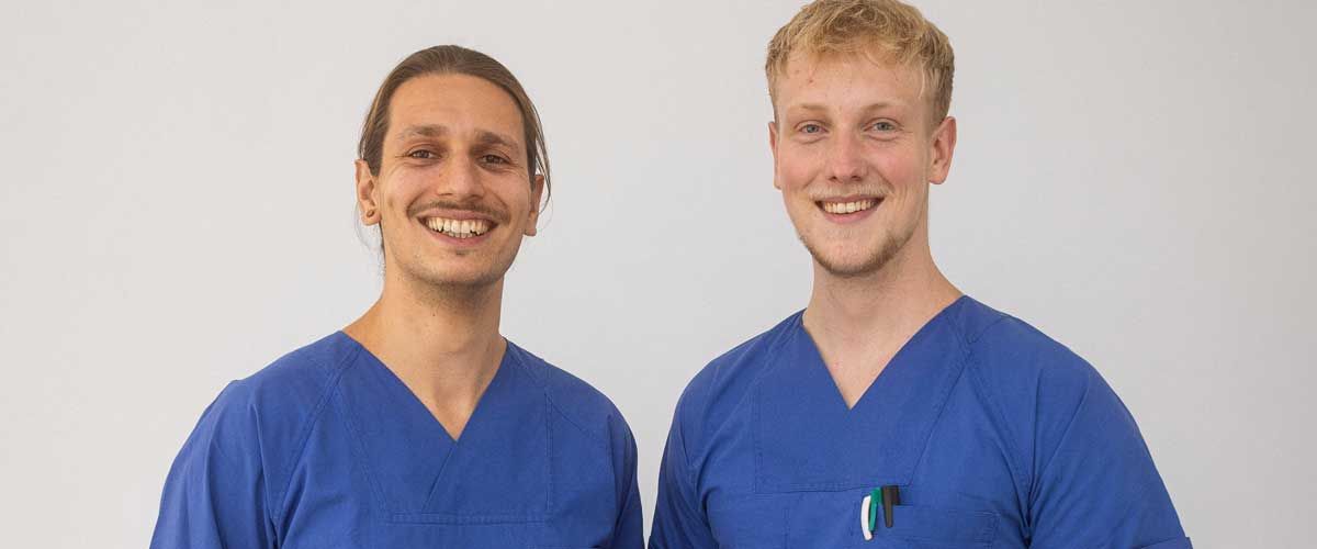 Florian und Benedikt von Vision Pflege freundlich lächelnd