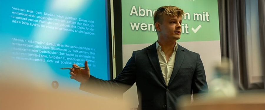 Laurenz Staindl bei einer Präsentation