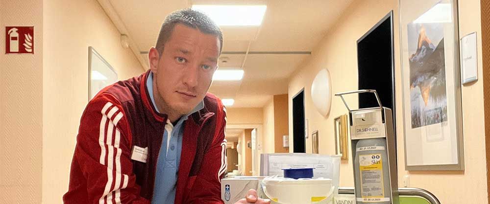 Dustin Struwe in roter Trainingsjacke in Krankenhausflur
