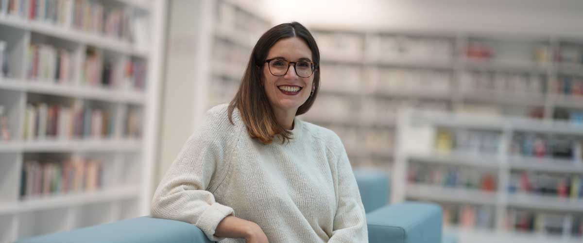 Natalie Vivaldi in einer Bibliothek