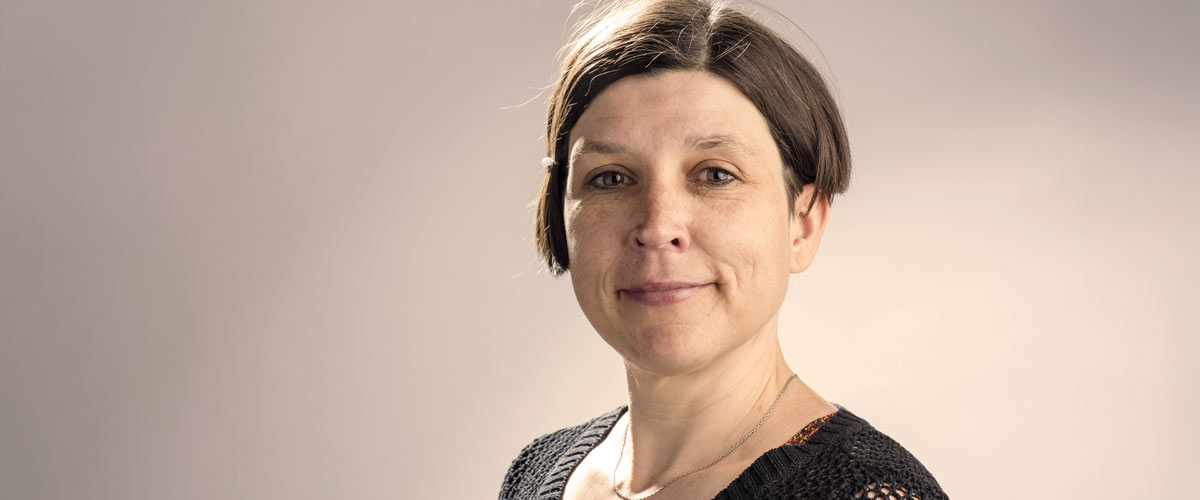 Anja Herzog, moderne Kurzhaarfrisur, lächelt freundlich