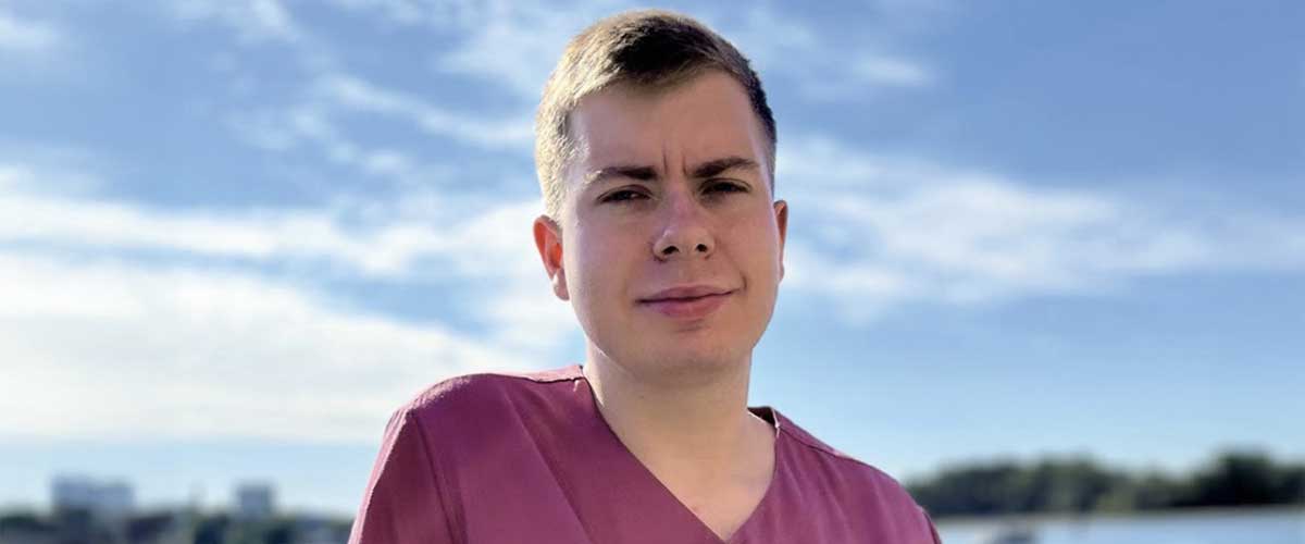 Kevin Leitenberger im Hintergrund Himmel