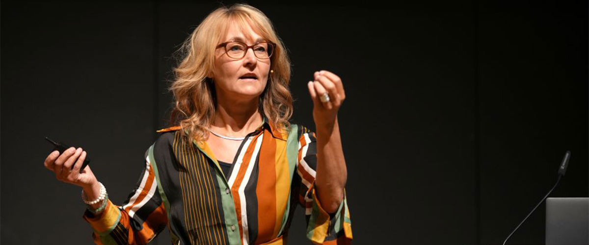 Frau Dr. Steinmetz spricht auf einer Veranstaltung